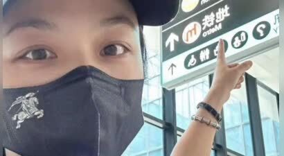 汤唯低调回国！独自乘坐公共交通回家，素颜自拍，看着好年轻