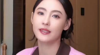 张柏芝太幸福！母亲节获儿子送花，6岁小王子坐母亲腿上很黏人！