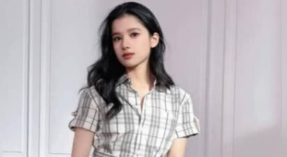张婧仪格子连衣裙造型出圈 卷发勾勒少女俏皮感