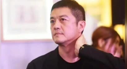 李亚鹏再度搬家，3岁女儿哭喊不要搬，大女儿李嫣北京逛高奢商场