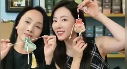 李思思和妈妈逛街像姐妹！60岁阿姨凭啥冻龄？揭秘母女年轻密码
