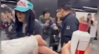 权志龙日本演唱会遇粉丝送茅台，捂脸拒绝超有趣