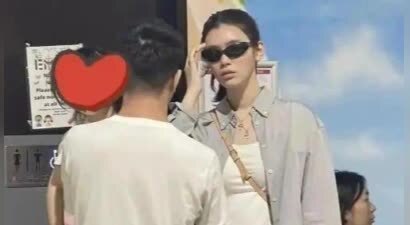 奚梦瑶带婆婆和妈妈出游！3岁女儿正面首曝光，坐婴儿车超像四太