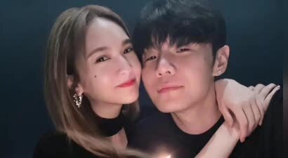 杨丞琳李荣浩现身厦门机场，全程手牵手，杨丞琳扎着小辫子好少女