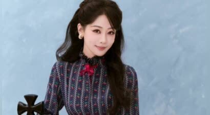 杨紫樱桃碎花裙甜妹出击！微卷发型解锁复古温柔