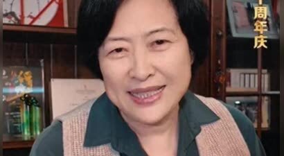 67岁许娣在北京别墅请客，家里装修得豪华又雅致，老公亮相好帅气