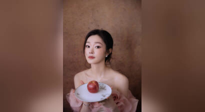 宋轶化身春日花神！粉系抹胸裙勾勒柔美曲线