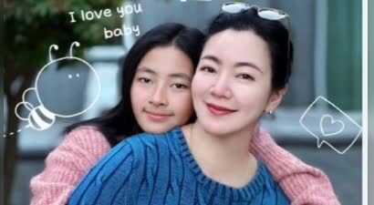 阿雅11岁女儿正面照惊艳亮相，粉色毛衣衬出灵动可爱
