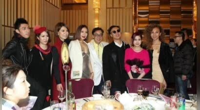 55岁王菲貌美如初，与谢霆锋烛光晚餐，十年复合为何如此甜蜜？