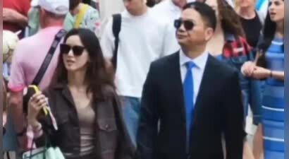 章泽天和刘强东欧洲被偶遇！牵手散步很恩爱，打扮格格不入被认出