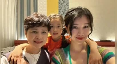 茹萍一家在日本过母亲节，58岁皱纹明显美人迟暮，女儿孙女颜值高