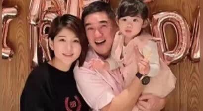 吴大维罕晒全家福，58岁现幸福肥，妻子年轻漂亮，5岁女儿好可爱