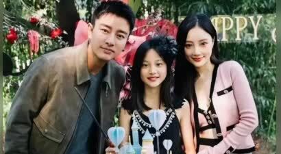 甜馨发文痛哭，称想回到过去，对她来说，幸福不是钱而是父母的爱