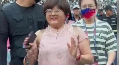 张杰妈妈现身儿子演唱会母子如复制黏贴妈妈衣品跟谢娜妈有的一拼