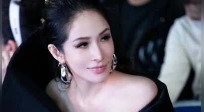 46岁萧亚轩穿牛仔套装似少女！纤细长腿曼妙身材美爆了