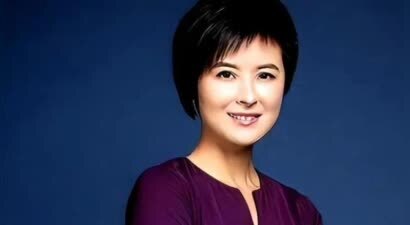 她曾是央视一枝花，低调嫁大18岁李铁为妻，如今52岁已满头白发