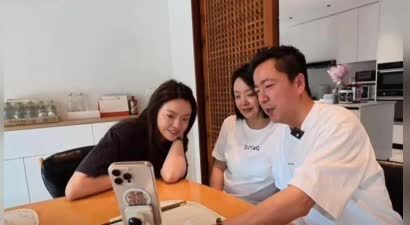 王中磊给老婆庆生，王晓蓉被盆栽蝴蝶兰感动哭，3人吃4个菜好节俭