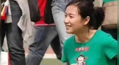 徐静蕾素颜曝光，网友热议背后真相，隐藏的秘密是什么？