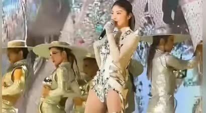 突破想象！陈慧琳五十岁演唱会放大招，三角裤衩造型燃爆舞台！