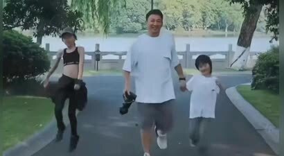 黄磊孙莉带全家逛西湖：多妹颜值不亚于多多，8岁小儿子撞脸李现