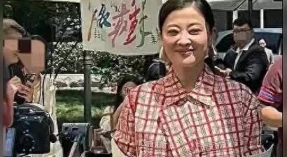 50岁梅婷南京被偶遇，路人视角难以言喻，腰粗脸大肉眼泡加大背头