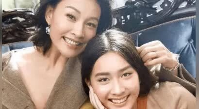 陈冲女儿出镜，五官立体显混血，没妈妈凶相更像明星！
