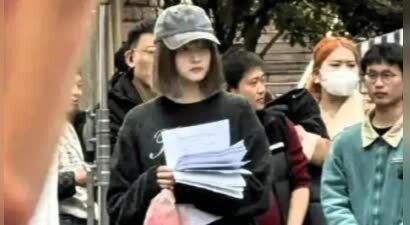 关晓彤机场被偶遇，无名指上的戒指十分抢镜，网友：鹿晗求婚了？