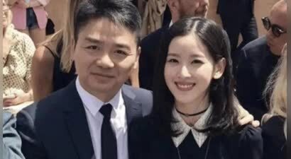 章泽天谈刘强东满眼是欣赏，句句都在夸先生，奶茶妹人生赢家