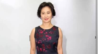 何超琼现身景区，没有名牌傍身被路人当普通游客，走路外八就是老太太！