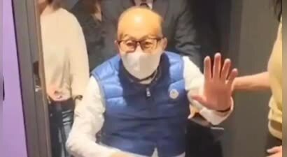 97岁李嘉诚近照曝光！头发掉光、弓腰驼背，但一个细节让人泪目