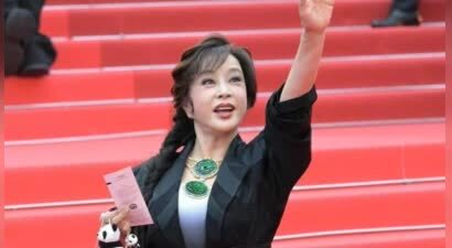 74岁刘晓庆首次亮相戛纳红毯 身板笔直状态好
