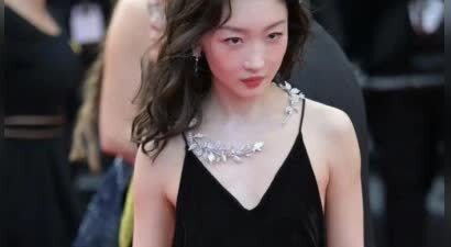 天呐！这是33岁周冬雨？有点中年大妈的感觉，162身高硬是拍成152