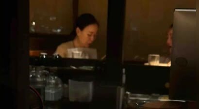 那英在伦敦陪李嫣吃饭，比王菲还贴心，嫣儿笑容满面和阿姨聊天