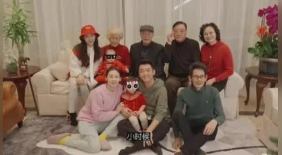 郑恺520晒一家五口日常，陪年迈父亲坐地铁，偷偷给他拍照很孝顺