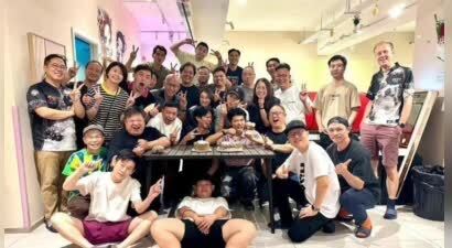 张晋晒全家福庆51岁生日，举办超大型生日会，一家五口互动超有爱