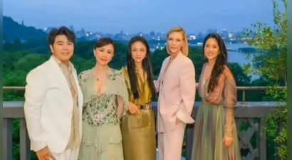 朗朗这回赚大了！不仅与4位美人同框，还紧贴着衣着大方的刘嘉玲