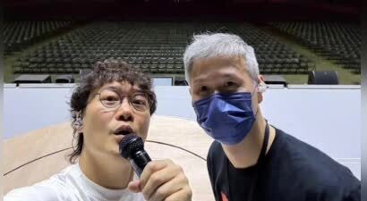 陈奕迅康复后首晒照：现场彩排状态佳，与友人一起合照