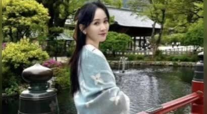 46岁陈乔恩和老公日本旅游：扎两个小辫子太减龄，像20岁少女一样