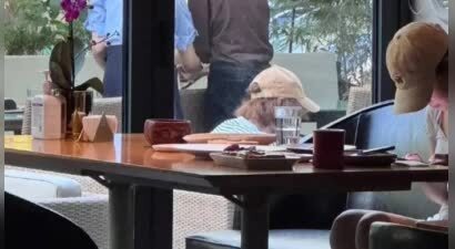 网友餐厅偶遇鹿晗，条纹衫棒球帽低调现身