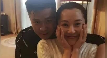 56岁许晴私下聚会放得开，包臀裙展辣身材，依偎男友笑容如少女！