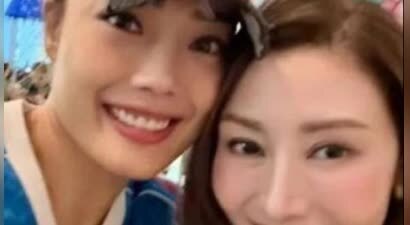 李嘉欣闪现新加坡！晒港风美照大秀魔鬼身材，20岁既视感绝了！