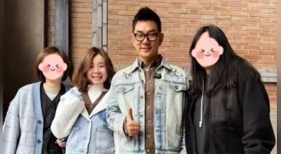 58岁任贤齐现状：回武汉翻修老宅，把父母宠成宝，一家六口很幸福