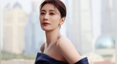 贾静雯穿蓝裙秀光滑美背，气质沉稳优雅诠释熟女魅力
