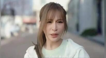 42岁王心凌拍广告装少女，脸部僵硬嘴还凸，网友：别尬吹年轻了！
