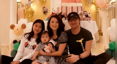 章子怡腿伤接娃放学，汪峰带三子看话剧，离婚后各自生活愉快