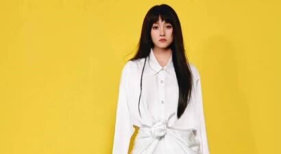 27岁关晓彤惊艳现身，穿纯白礼服如冰雪美人，网友：这腿长真的神了！