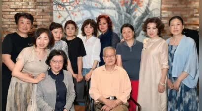 刘嘉玲回苏州参加同学会，保养得当秒杀昔日同学，60岁仍光彩照人