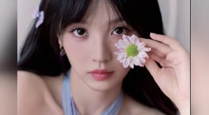 田曦薇紫色挂脖长裙造型，微卷簪花甜美灵动似精灵