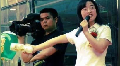 她和章子怡同时成名，却被张艺谋嫌“太丑”而退圈，如今凭实力，再次实现逆袭