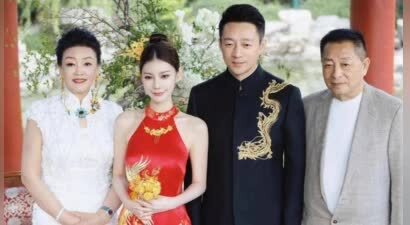 汪小菲520深夜晒婚照高调示爱马筱梅，张兰前夫同框引热议